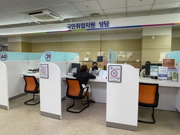 서울의 한 고용센터에서 구직자가 국민취업지원제도 상담을 받고 있다. = 김이래 기자