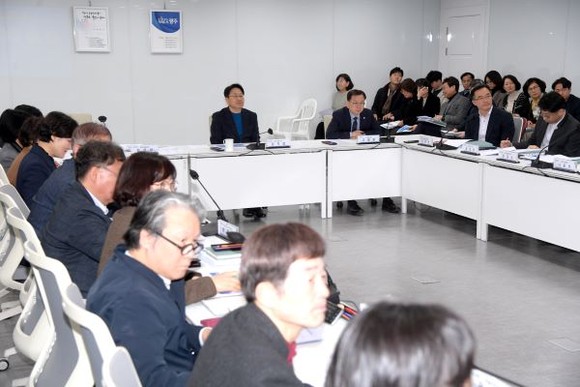 강기정 광주광역시장이 20일 오전 시청 소회의실에서 열린 ‘2024년도 스포츠‧관광 분야 업무보고회’에서 관련정책을 논의하고 있다. ⓒ 광주광역시
