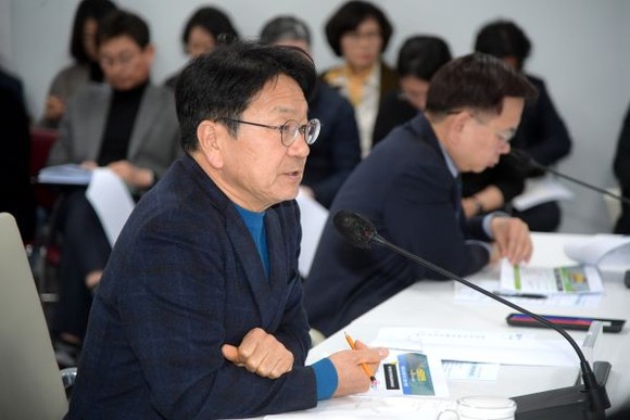 강기정 광주광역시장이 20일 오전 시청 소회의실에서 열린 '2024년도 스포츠‧관광 분야 업무보고회'에 참석해 인사말을 하고 있다. ⓒ 광주광역시