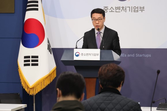 원영준 중소벤처기업부 소상공인정책실장이 지난 14일 정부서울청사 별관에서 소상공인 전기요금 특별지원 대상과 신청 절차 등을 설명하고 있다. ⓒ 연합뉴스
