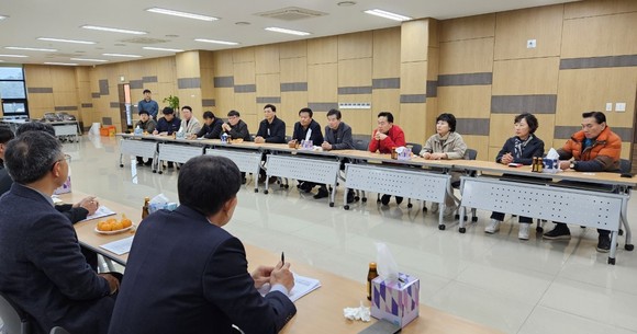 산업경제위원회는 21일 제주특별자치도 일원의 충북도시농부 근무 현장을 방문해 간단회를 개최하고 있다. ⓒ 의회사무국