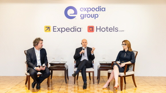 (왼쪽부터) 존 지젤만 익스피디아 브랜드 대표이사와 피터 컨 익스피디아 그룹 부회장, 멜라니 피시 익스피디아 브랜드 전속 여행 전문가. © 익스피디아