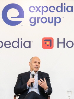 21일 오전 서울 롯데호텔에서 진행된 호텔스닷컴 코리아 20주년 기자가담회에서 피터 컨 익스피디아 그룹 부회장이 질문에 답하고 있다. © 익스피디아