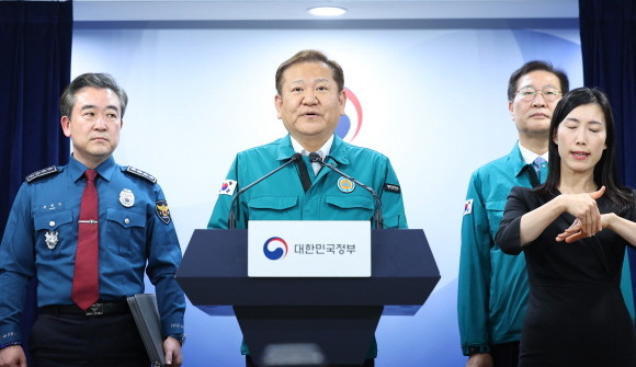 21일 오후 서울 종로구 정부서울청사 브리핑룸에서 의료계 집단행동 관련 관계부처 합동브리핑을 하고 있는 이상민 행정안전부 장관. © 연합뉴스