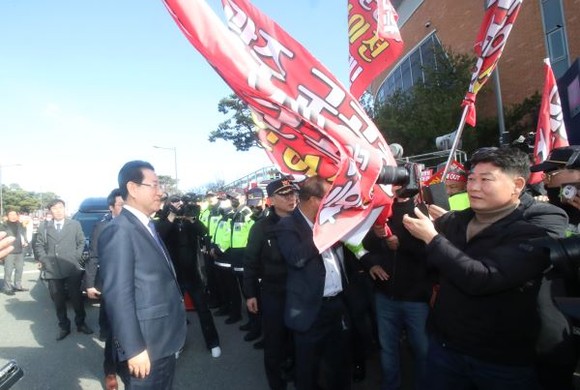 김영록 전남도지사가 지난해 12월13일 전남 무안종합스포츠파크에서 열리는 '무안 도민과의 대화'에 참석하며 광주군공항 무안이전 반대 범군민대책위원회 소속 주민들의 항의를 받고 있다. ⓒ 뉴스1