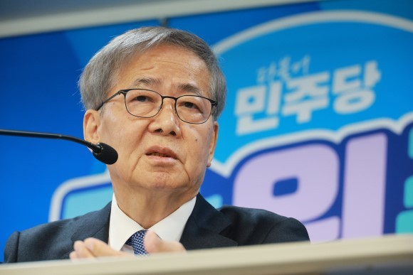 임혁백 더불어민주당 공천관리위원장이 지난 21일 여의도 더불어민주당 중앙당사에서 공천심사결과를 발표하고 있다. ⓒ 연합뉴스