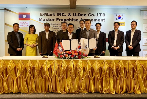 이마트가 지난 22일 라오스 현지에 위치한 KOLAO Tower에서 엘브이엠씨홀딩스(코라오그룹)의 투자회사인 'UDEE.CO.,Ltd'와 라오스 진출 마스터프랜차이즈 본계약을 체결하고 있는 모습. © 이마트