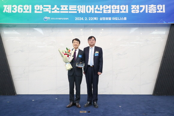 시상식 현장 (좌)영림원소프트랩 권영범 대표 / (우)한국소프트웨어산업협회 조준희 회장 ⓒ 영림원소프트랩