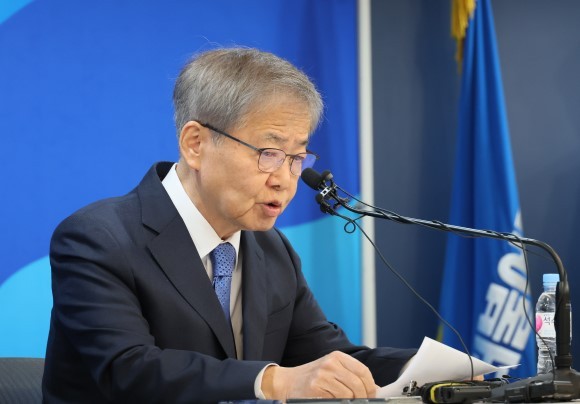 더불어민주당 임혁백 공천관리위원장이 23일 여의도 중앙당사에서 공천심사결과를 발표하고 있다. ⓒ 연합뉴스