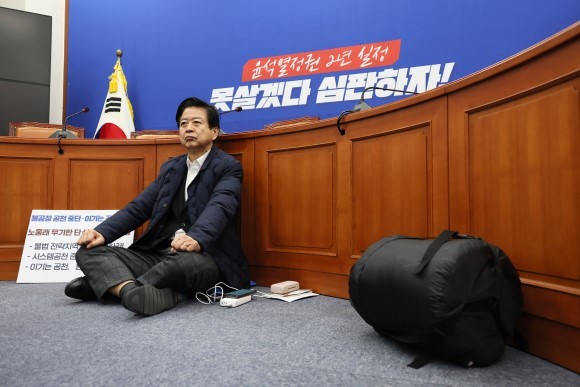 노웅래 의원이 23일 국회 더불어민주당 당대표회의실에서 단식 농성을 이틀째 이어가고 있다. ⓒ 연합뉴스