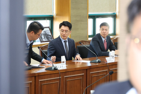 류긍선 카카오모빌리티 대표(왼쪽 두번째)가 지난해 11월 택시 4단체 대표자들과 비공개 간담회를 하고 있다. ⓒ 연합뉴스