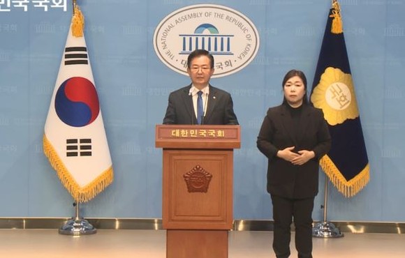 이용빈 의원이 26일 국회 소통관에서 기자회견을 열고 있다. ⓒ 이용빈 의원실