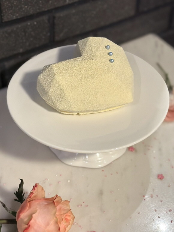 글래드 호텔은 벚꽃 시즌을 맞아 봄꽃놀이와 함께 호캉스를 즐길 수 있는 '스프링 블라썸 패키지'를 2024년 3월1일부터 4월30일까지 선보인다. © 글래드 호텔