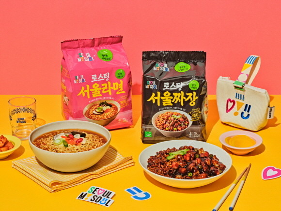 풀무원이 서울 라이프 팝업스토어에서 처음 선보여 호평받은 서울시 굿즈 '서울라면'의 판매 채널을 확대하고 본격 확산에 나선다. © 풀무원
