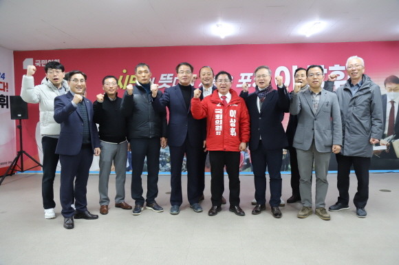 지난 25일 한국해양마이스터고(구 포항수고)와 영일고등학교ㆍ중앙고등학교 총동창회 회장과 회장단 등이 격려 및 응원 방문을 했다. ⓒ 이상휘 선거사무소