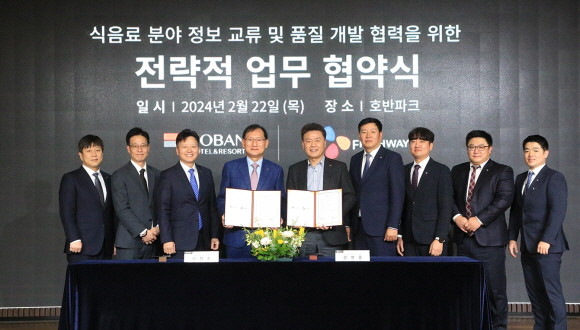 지난 22일 서울 서초구 호반그룹 본사에서 CJ프레시웨이와 호반호텔앤리조트가 업무협약을 체결했다. 사진은 강연중 CJ프레시웨이 FD사업본부장(우측에서 다섯 번째), 배도수 급식사업담당(우측에서 네 번째), 이정호 호반호텔앤리조트 대표이사(좌측에서 네 번째), 송원영 R&D 팀장(좌측에서 두 번째) 등 주요 관계자가 기념사진을 촬영하는 모습. © CJ프레시웨이