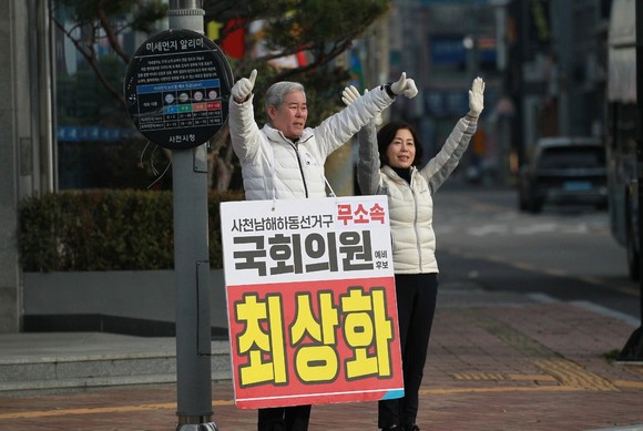 사천·남해·하동 국회의원 후보 최상화가 배우자와 함께 무소속 출마를 알리며 거리인사를 하고 있다. ⓒ 프라임경제