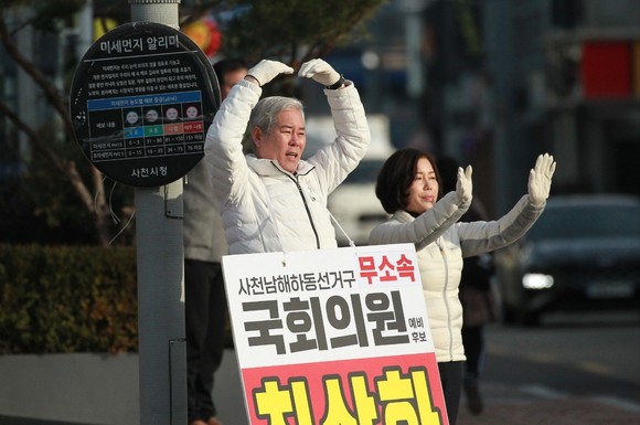 최상화 무소속 후보가 시민들에게 하트 인사를 하고 있다. ⓒ 프라임경제