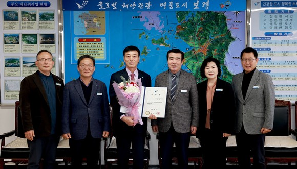 지난 27일 제6대 보령시시설관리공단 이사장에 김호원 前안전행정국장을 임명 후 기념촬영을 하고 있다. ⓒ 보령시