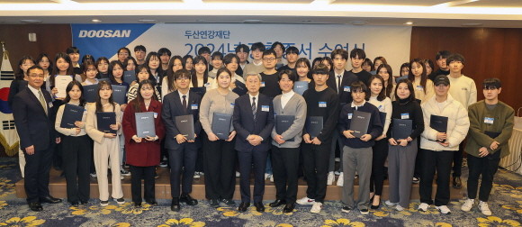 지난 26일 열린 '두산연강재단 2024년 장학증서 수여식'에서 박용현 두산연강재단 이사장이 장학생들과 기념사진 촬영을 하고 있다. ⓒ 두산