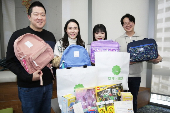 동국제강그룹 임직원이 초등학교 입학 예정 임직원 자녀에 전달할 선물과 함께 기념사진을 촬영하고 있다. ⓒ 동국제강그룹