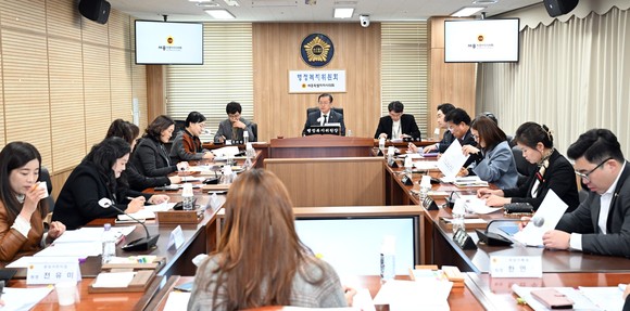행정복지위원회는 29일 어린이집을 이용하는 학부모들의 비용 부담 경감을 위한 지원방안 등에 대해 의견을 교환하는 간담회를 개최했다. ⓒ 의회사무국