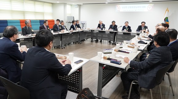 남성현 산림청장이 지난 28일 대전 중구 효문화진흥원에서 한국산림경영인협회 정책소통 간담회를 열고 소득향상 및 임업발전 방안을 논의하고 있다. ⓒ 산림청
