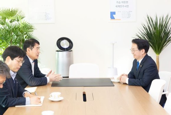 이용빈 의원이 이정선 교육감을 만나 선운중 원거리 통학 불편 해소방안에 대해 논의하고 있다. ⓒ 이용빈 의원실