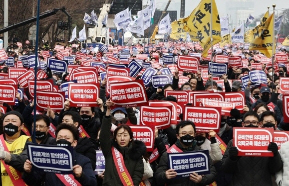 3일 오후 서울 여의도공원 옆 여의대로 인근에서 의대정원 증원 및 필수의료 패키지 저지를 위한 전국의사 총궐기대회가 열리고 있다. © 연합뉴스
