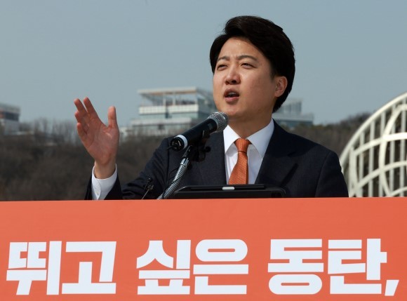 4일 경기도 화성시 동탄호수공원에서 이준석 개혁신당 대표가 4.10총선 '경기 화성' 출마 선언하고 있다. ⓒ 연합뉴스