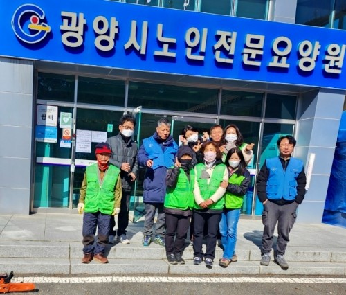 옥곡면 노인요양원을 이용하는 이웃들이 보다 더 쾌적한 환경에서 생활할 수 있도록 돕고자 이번 시설정화활동을 펼쳤다. ⓒ 광양제철소