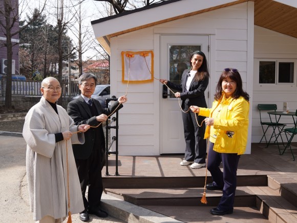 (왼쪽부터) △법현스님 황송노인종합복지관 관장 △이광회 한국해비타트 사무총장 △이사벨 푸치 이케아 코리아 대표 △크리스 리 이케아 기흥점 점장이 헌정식 기념 촬영 중이다. ⓒ 이케아코리아