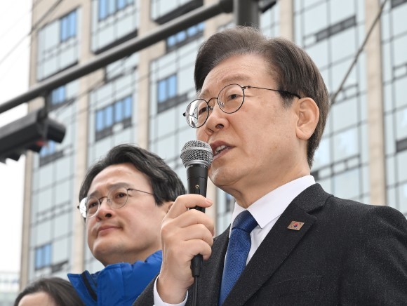이재명 더불어민주당 대표가 지난 5일 서울 영등포역 앞에서 긴급 현장기자회견을 하고 있다. ⓒ 연합뉴스