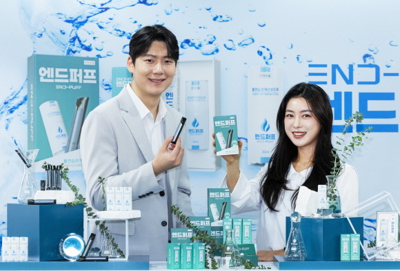 HR메디컬은 6일 국내 및 세계 최초로 식품의약품안전처로부터 금연보조제로 의약외품 허가를 받은 전자식 흡연습관개선보조제 '엔드퍼프(End-puff)'를 출시한다. © HR메디컬