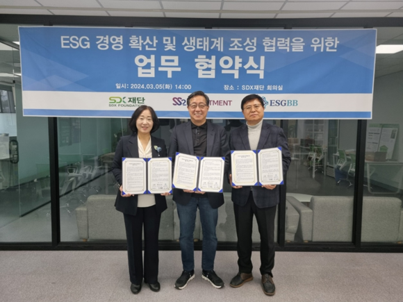 SS2인베스트먼트는 SDX재단·ESGBB과 ESG경영 확산을 위해 지난 5일 업무협약식을 진행했다. 사진은 왼쪽부터 신향숙 SS2인베스트먼트 대표, 전하진 SDX재단 이사장, 마호웅 ESGBB 대표. ⓒ SS2인베스트먼트
