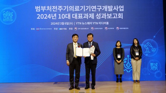 시노펙스는 지난 6일 김법민 범부처전주기의료기기 연구개발사업단 단장으로부터 '2024년 10대 대표과제 선정 표창'을 받았다. ⓒ 시노펙스