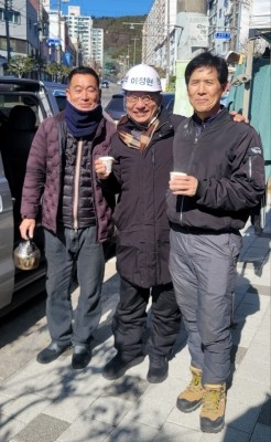 이정현 국민의힘 예비후보(가운데)가 근로자들과 기념촬영을 하고 있다. ⓒ 후보사무실