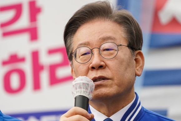 이재명 더불어민주당 대표가 7일 경기도 양평군청 앞에 마련된 서울·양평 고속도로 국정농단 진상규명 촉구 농성장에서 기자회견을 하고 있다. ⓒ 연합뉴스