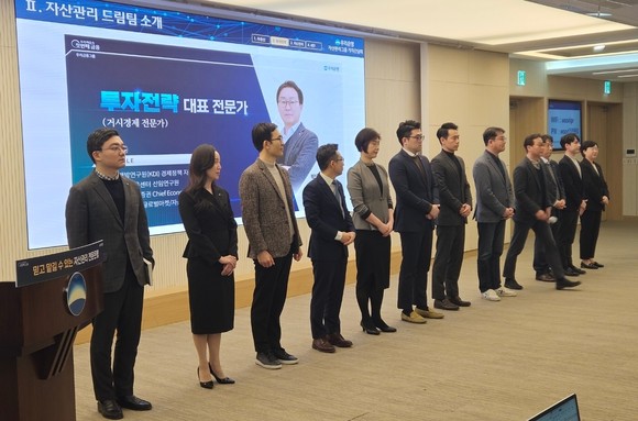 우리은행 자산관리 드림팀에 소속된 전문가들이 자기소개를 하고 있다. = 장민태 기자