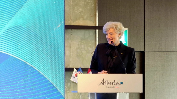 타마라 마위니 주한 캐나다 대사관 대사가 7일 열린 'Alberta Korea Forum 2024'에서 축사를 하고 있다. © 캐나다 알버타주정부한국대표부
