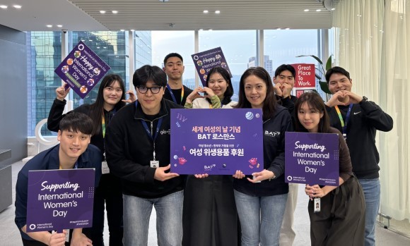 BAT로스만스의 기부 캠페인에 참여한 임직원들이 ‘세계 여성의 날’을 축하하고 있다. ⓒ BAT로스만스