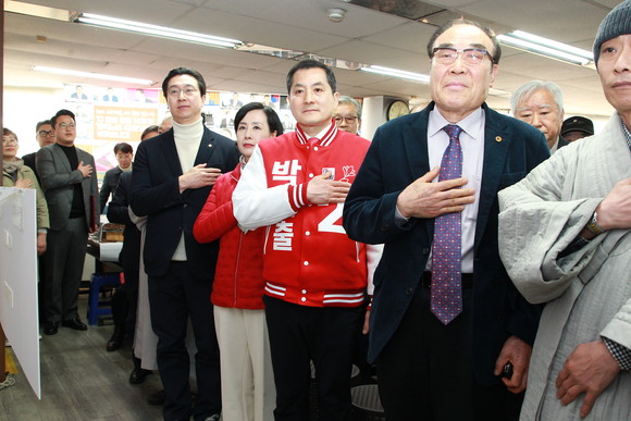 박대출 의원이 선거사무소 개소식에서 국기에대한 명세를 하고 있다. ⓒ 프라임경제