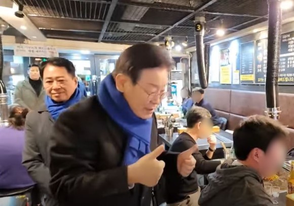 지난 8일 이재명 더불어민주당 대표가 인천 계양구 임학동 일대에서 식당을 찾아가 선거운동을 하고 있다. ⓒ 이재명 대표 공식 유튜브