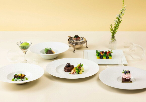 63레스토랑이 봄을 맞아 제철 식재료를 활용한 코스 요리를 6월2일까지 판매한다. © 한화푸드테크