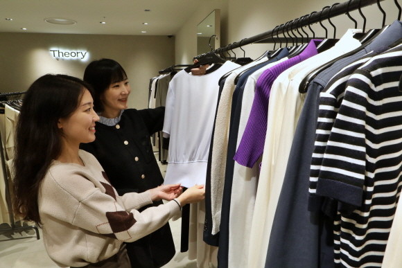 롯데백화점은 국내를 대표하는 패션 그룹과 함께 '패션 페어'를 진행한다. © 롯데백화점