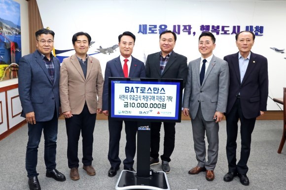 지난 12일에 열린 '사랑의 짜장면' 후원금 전달식에서 (왼쪽부터) △김상배 BAT사천공장 이사 △김지형 공장장 △박동식 사천시 시장 △정대은 사천지역시민봉사단장 △박은덕 경남사회복지공동모금회 사무처장 △윤형근 사천시의회 의장이 기념사진을 촬영하고 있다 ⓒ BAT로스만스