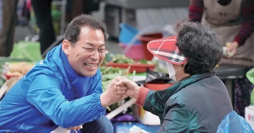 손훈모 순천 국회의원 예비후보가 시장에서 상인들에게 지지를 호소하고 있다. ⓒ 후보사무실