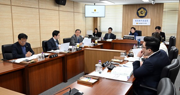 지난 13일과 14일 이틀에 걸쳐 행정복지위원회 회의실에서 회의를 개최하고 있다. ⓒ 의회사무국