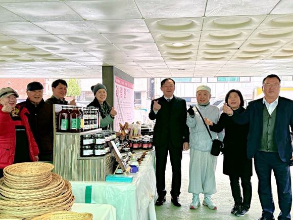이병노 담양군수는 도농상생 담양농특산물 특판전이 열린 서울 조계사에서 서울시민을 대상으로 시식 진행과 한과 등 특산품을 소개했다. Ⓒ 담양군