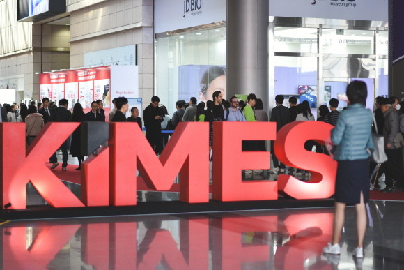 '제39회 국제의료기기·병원설비전시회 키메스 2024(KIMES 2024)' 개막 첫날인 14일, 관람객이 전시장을 메우고 있다. = 박선린 기자
